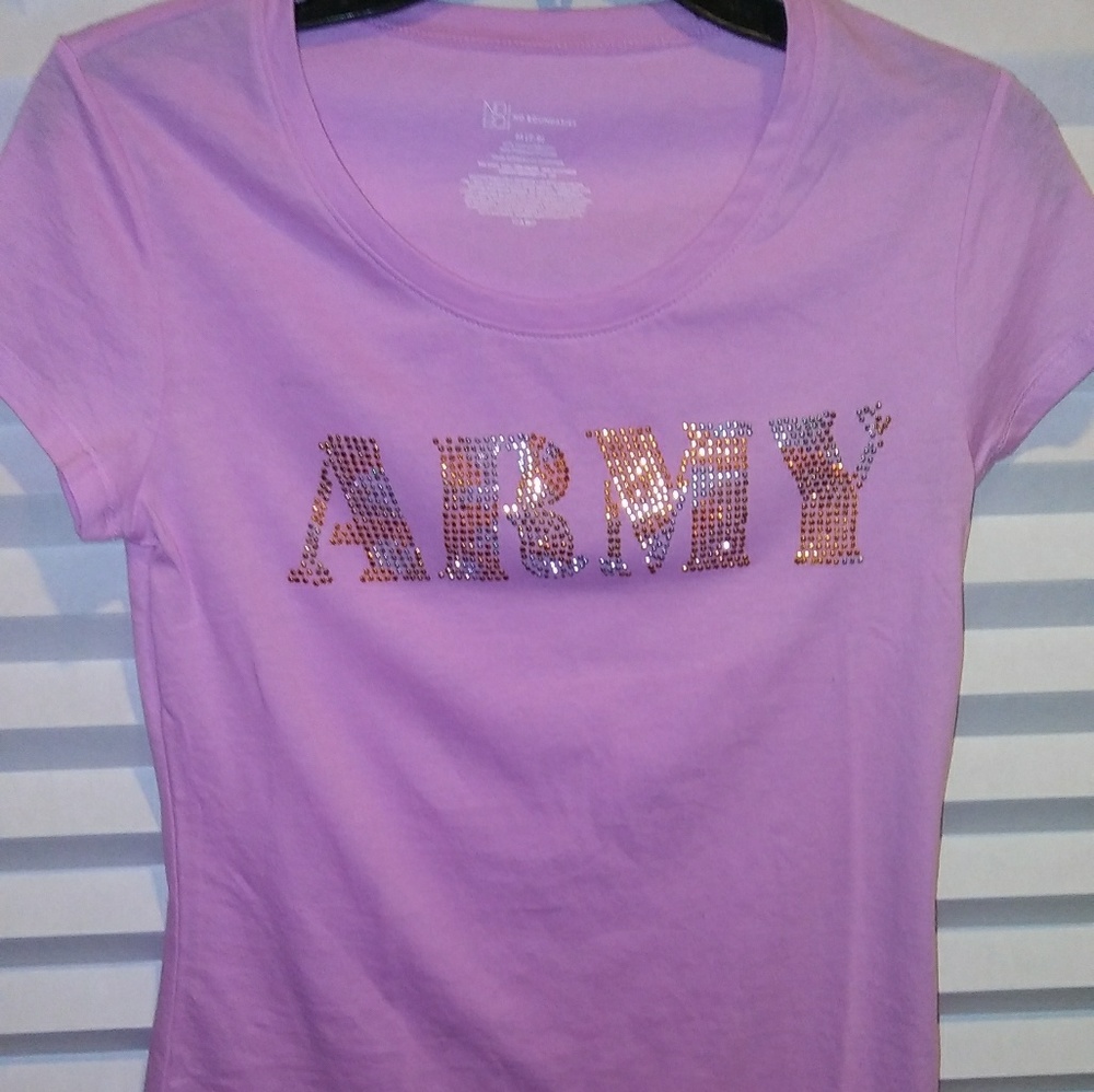 Pink t-👕 with Army on it